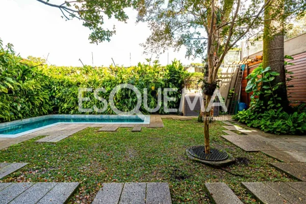Casa moderna em condomínio arborizado