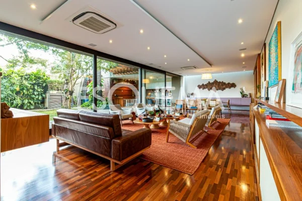 Casa moderna em condomínio arborizado