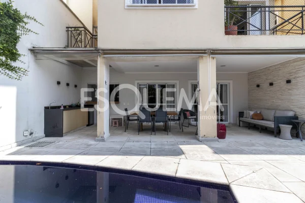 Casa em condomínio fechado com piscina