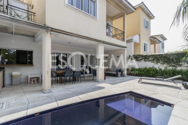 Casa em condomínio fechado com piscina