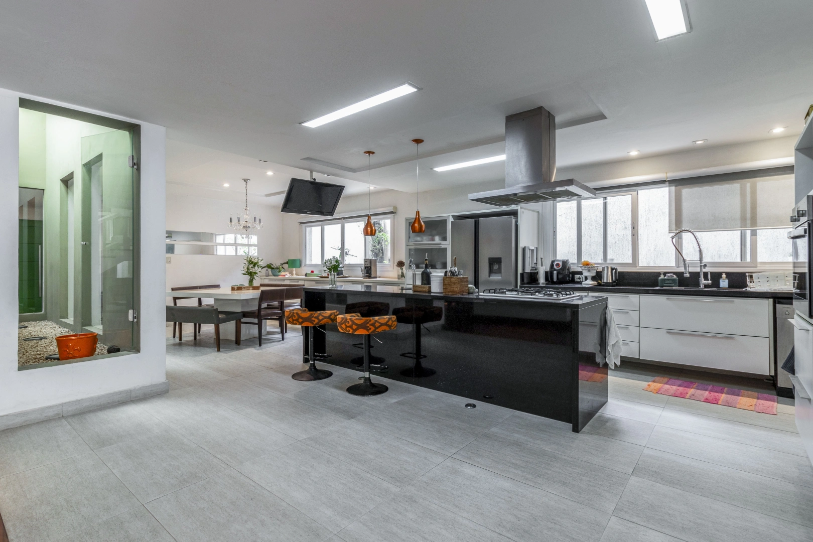 Casa ampla em localização privilegiada - Imagem 8