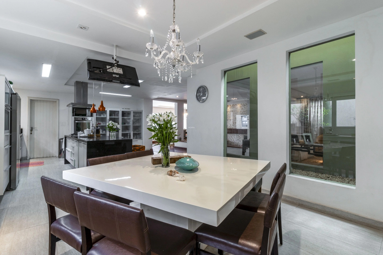 Casa ampla em localização privilegiada - Imagem 9
