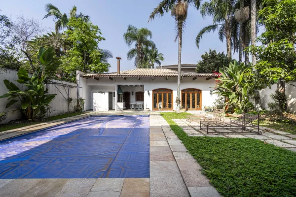 Casa com piscina climatizada