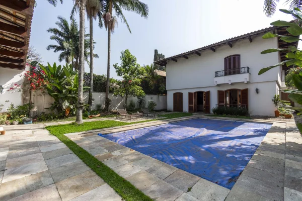 Casa com piscina climatizada