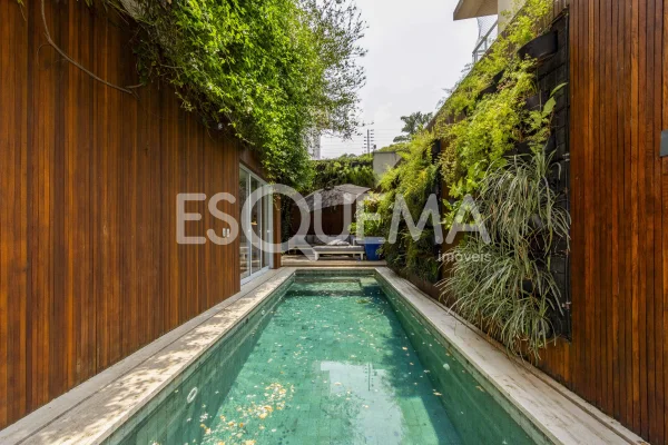 Casa reformada em condomínio