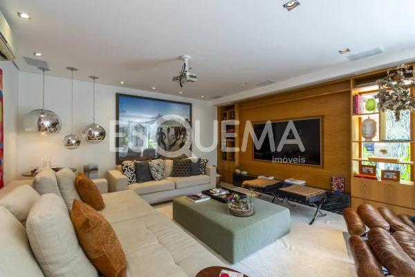 Casa reformada em condomínio