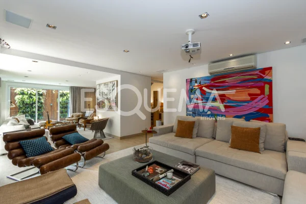 Casa reformada em condomínio