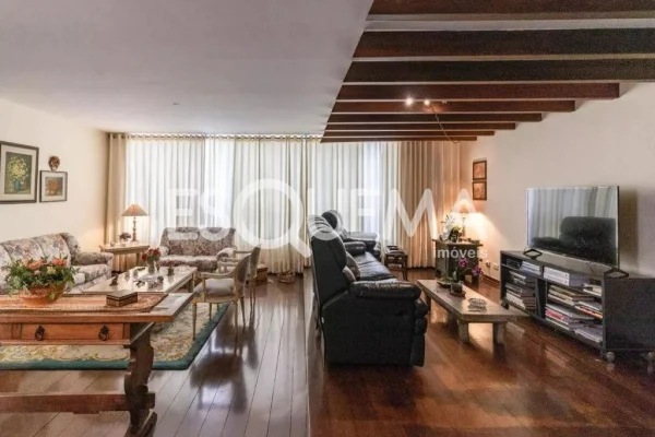 Cobertura espaçosa em condomínio bem localizado