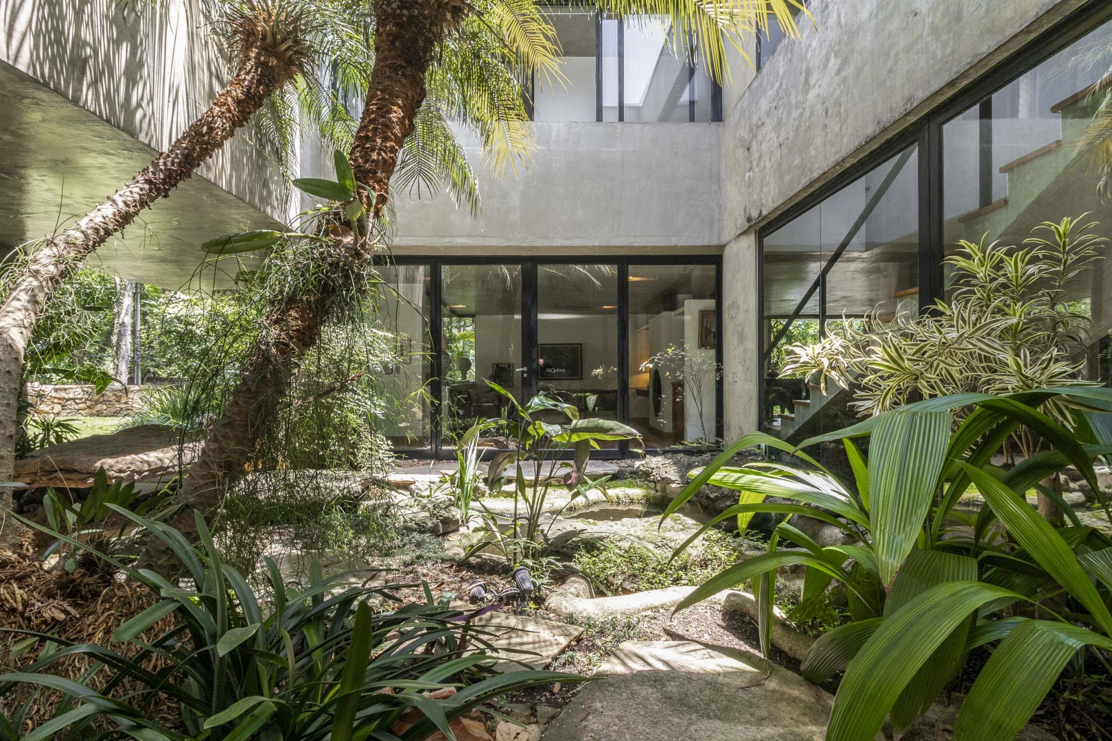 Casa com projeto moderno, ambientes integrados e jardim - Imagem 11