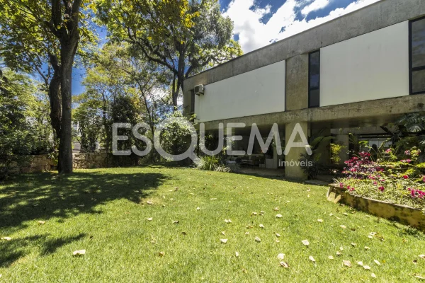 Casa com projeto moderno, ambientes integrados e jardim