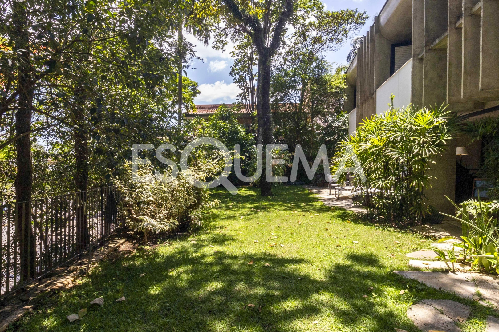 Casa com projeto moderno, ambientes integrados e jardim - Imagem 3