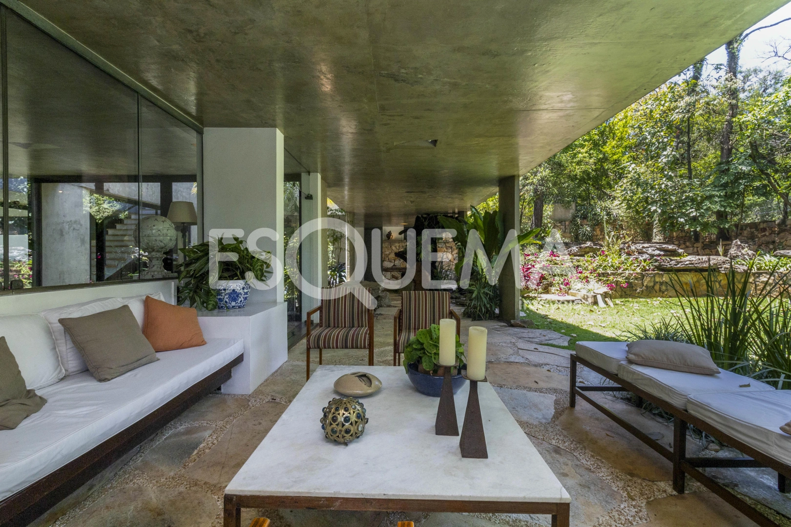 Casa com projeto moderno, ambientes integrados e jardim - Imagem 4