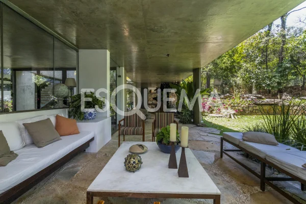 Casa com projeto moderno, ambientes integrados e jardim
