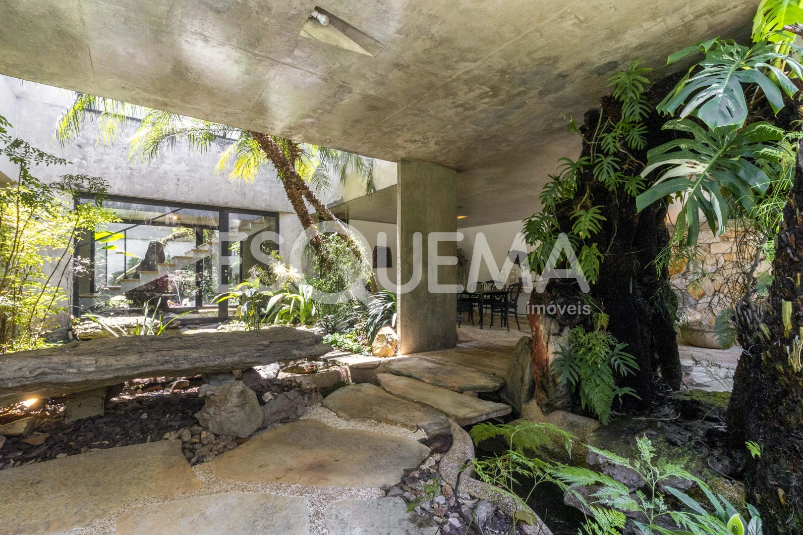 Casa com projeto moderno, ambientes integrados e jardim - Imagem 5