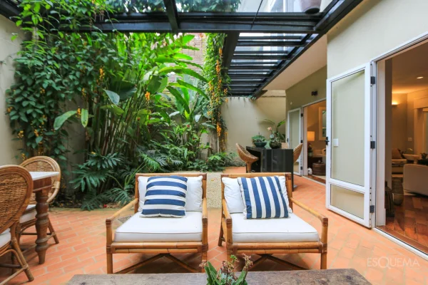 Casa reformada em rua tranquila próxima ao Clube Pinheiros