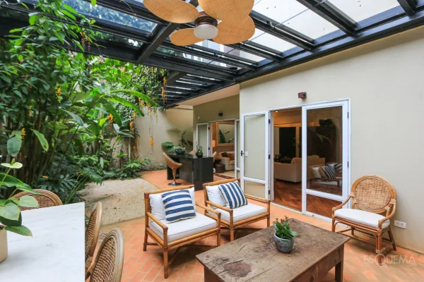 Casa reformada em rua tranquila próxima ao Clube Pinheiros
