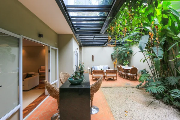 Casa reformada em rua tranquila próxima ao Clube Pinheiros