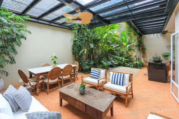 Casa reformada em rua tranquila próxima ao Clube Pinheiros