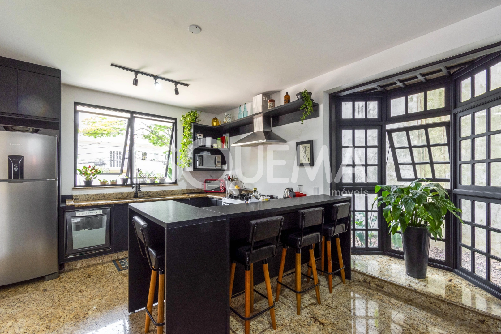 Casa moderna e ampla - Imagem 15