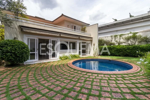Casa reformada com ampla área externa