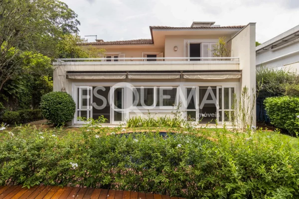 Casa reformada com ampla área externa