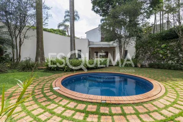 Casa reformada com ampla área externa