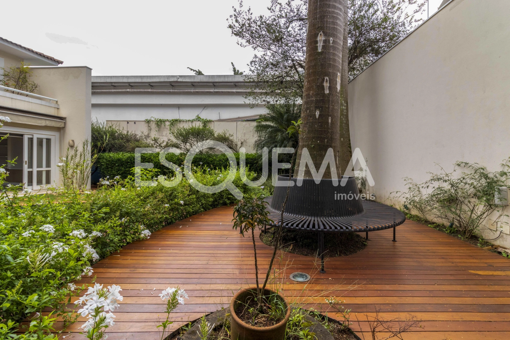 Casa reformada com ampla área externa - Imagem 4