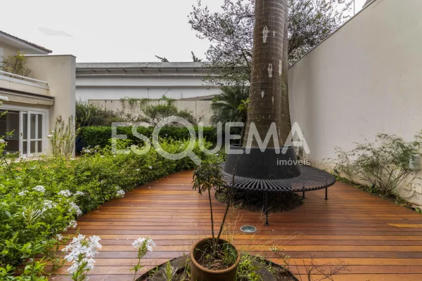 Casa reformada com ampla área externa