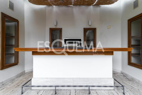 Casa reformada com ampla área externa