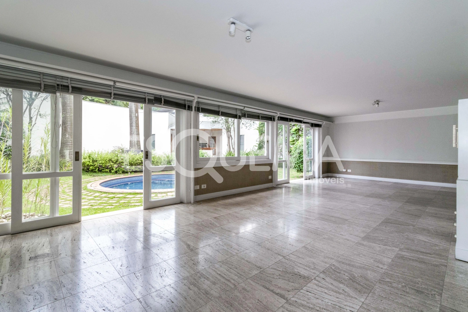 Casa reformada com ampla área externa - Imagem 6
