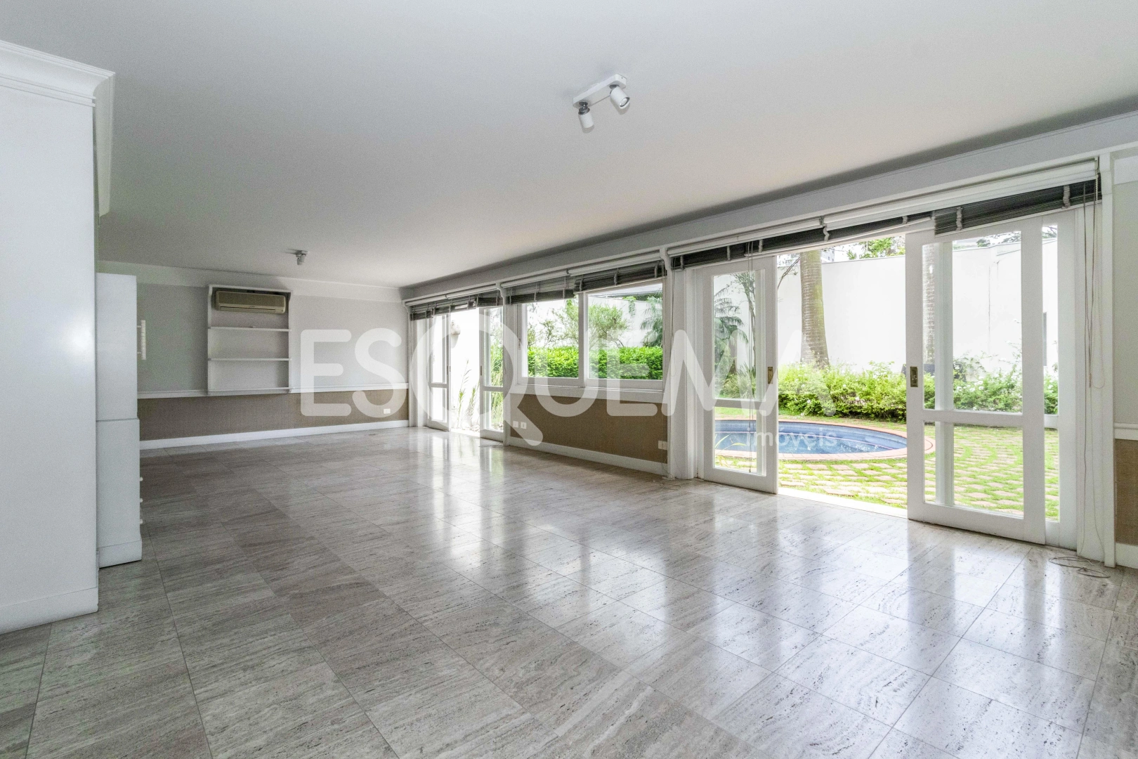 Casa reformada com ampla área externa - Imagem 7