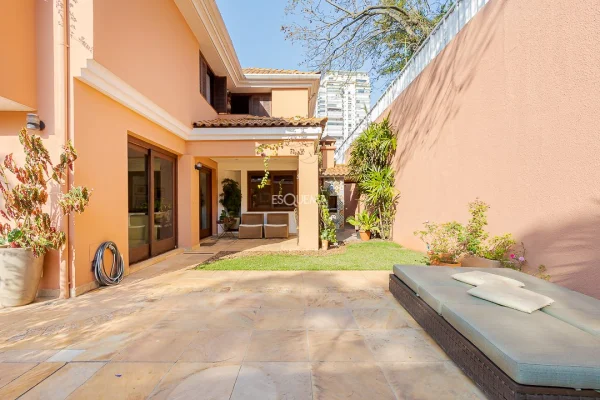 Casa moderna em condomínio próximo ao Fasano Cidade Jardim