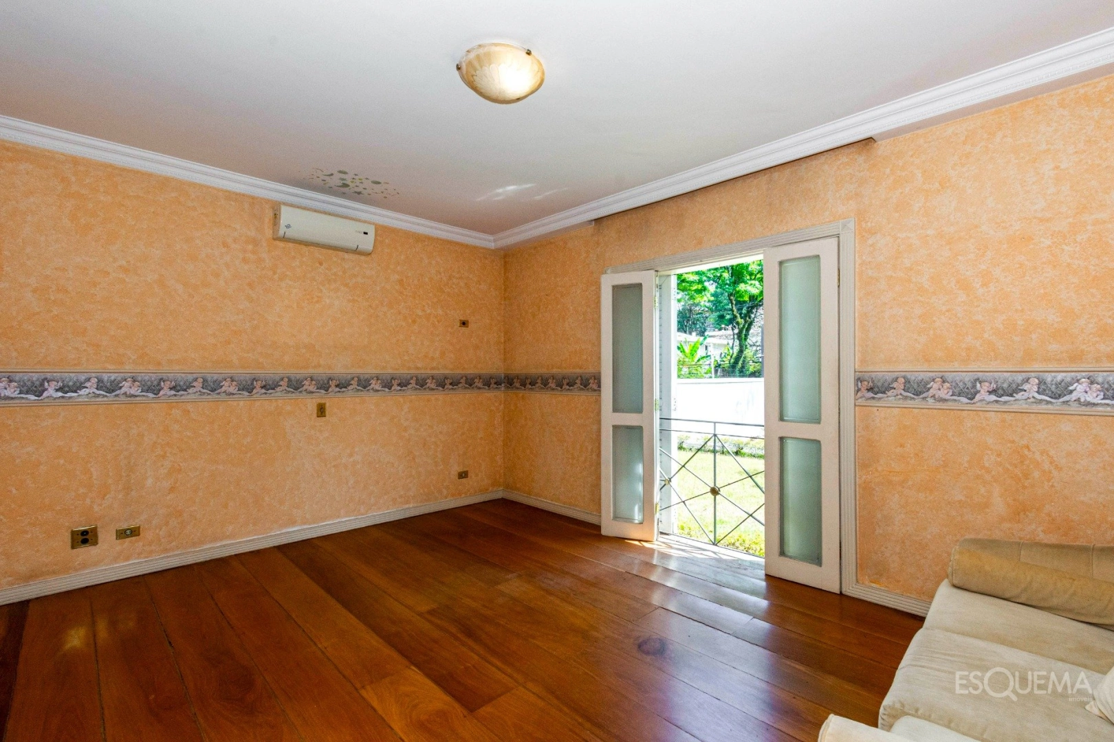 Casa com amplo jardim e vista privilegiada - Imagem 12