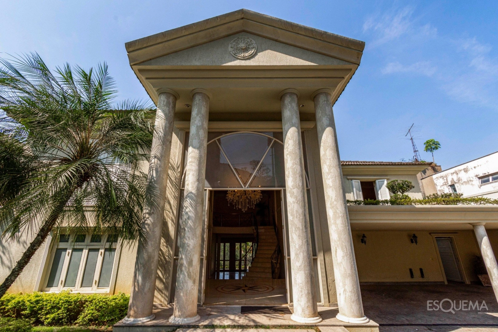 Casa com amplo jardim e vista privilegiada - Imagem 1