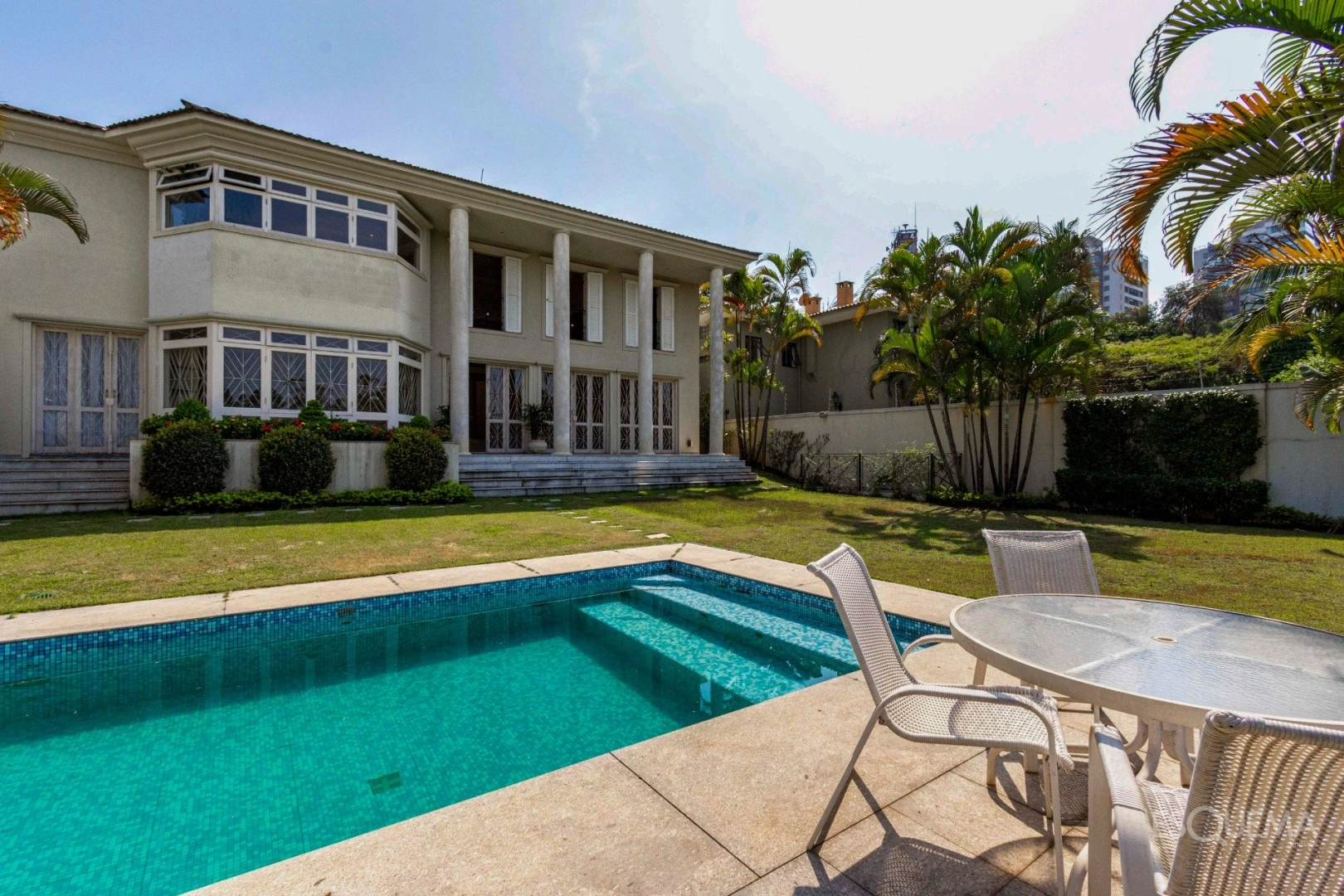 Casa com amplo jardim e vista privilegiada - Imagem 2