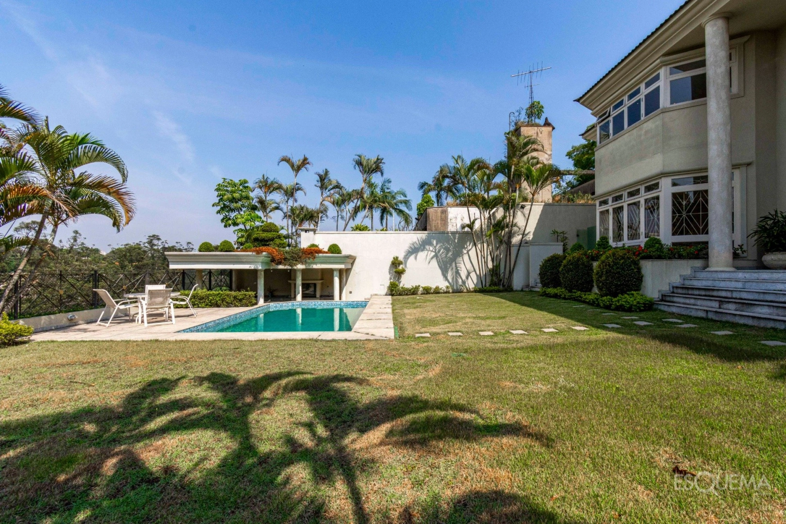 Casa com amplo jardim e vista privilegiada - Imagem 3