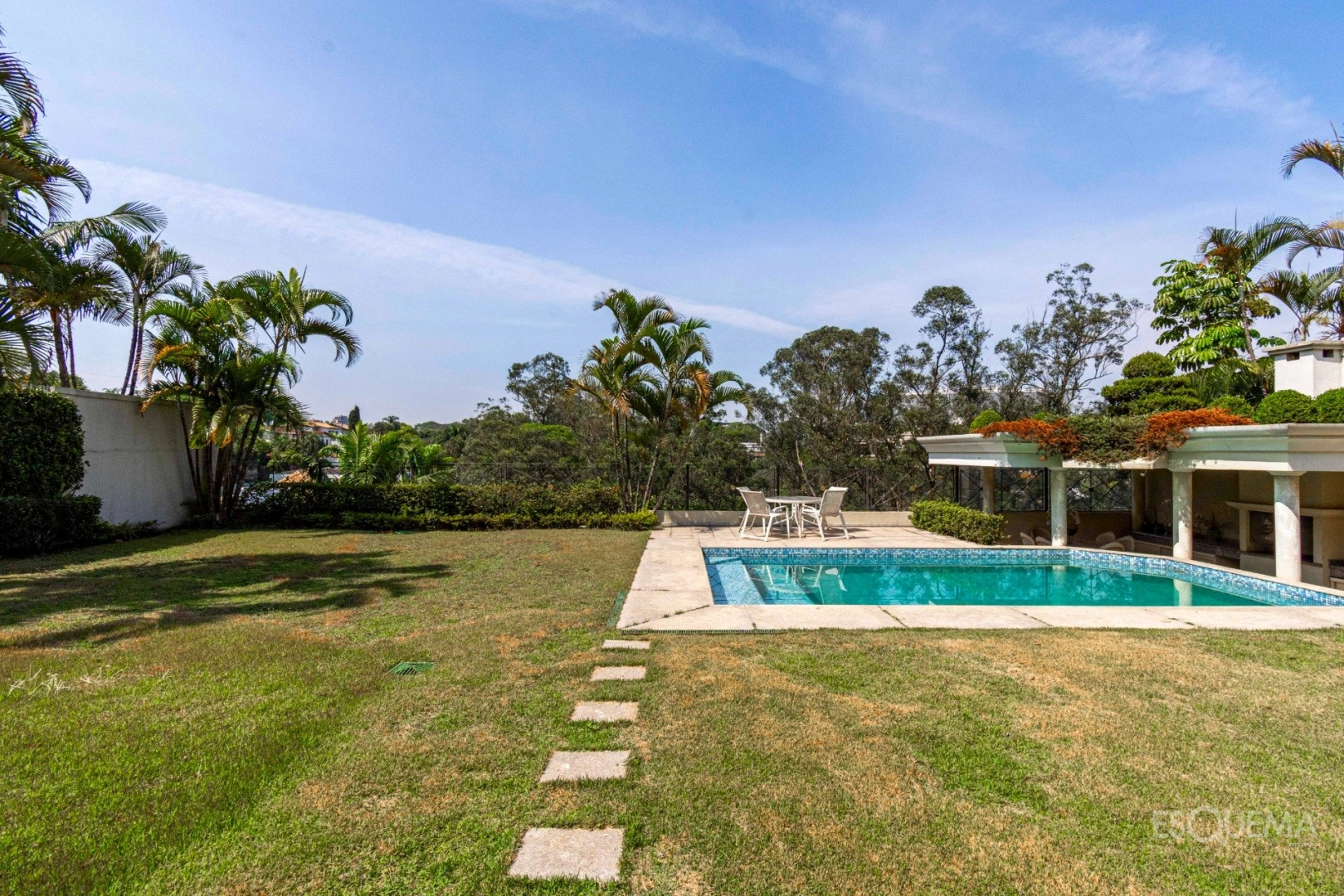 Casa com amplo jardim e vista privilegiada - Imagem 4