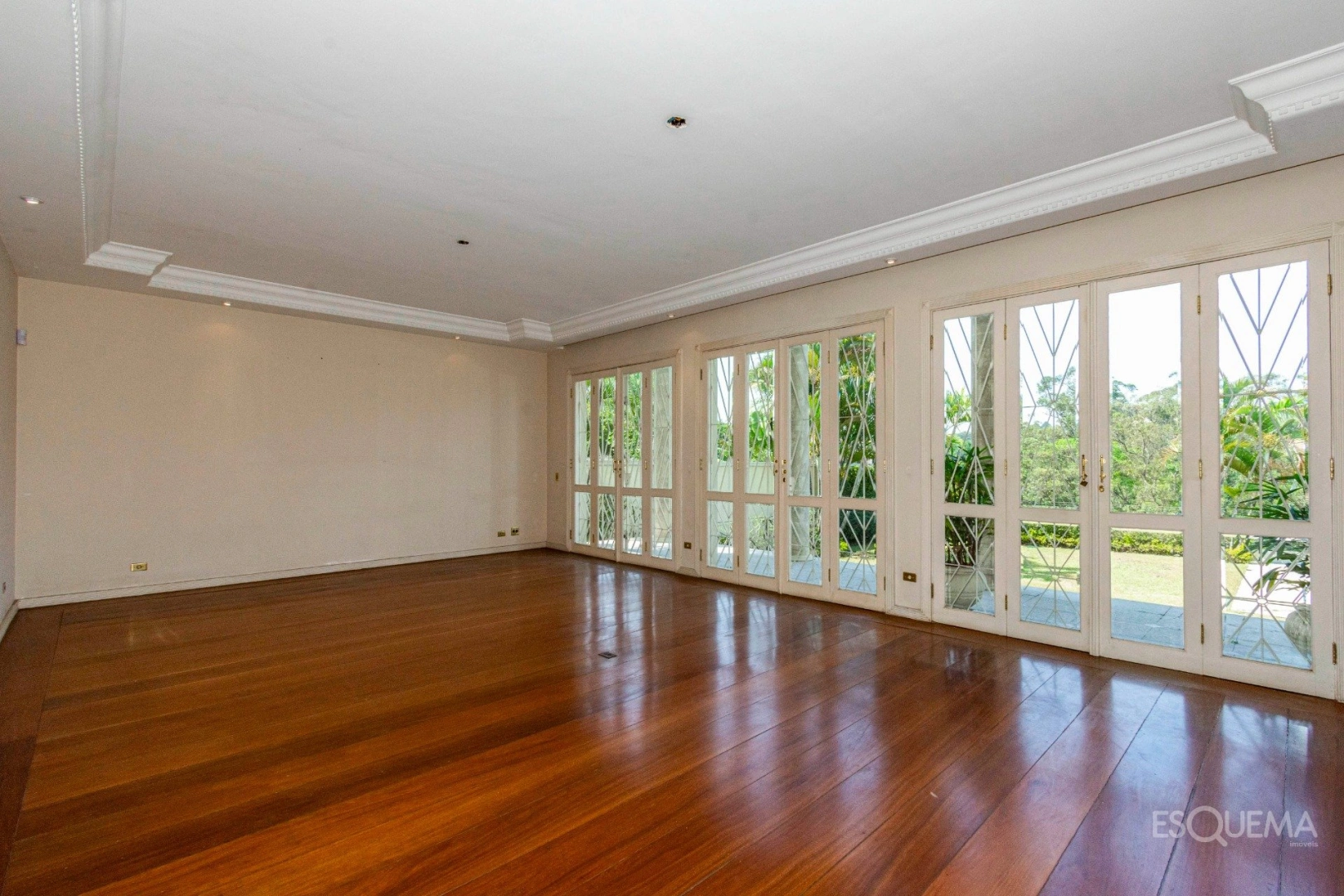 Casa com amplo jardim e vista privilegiada - Imagem 8