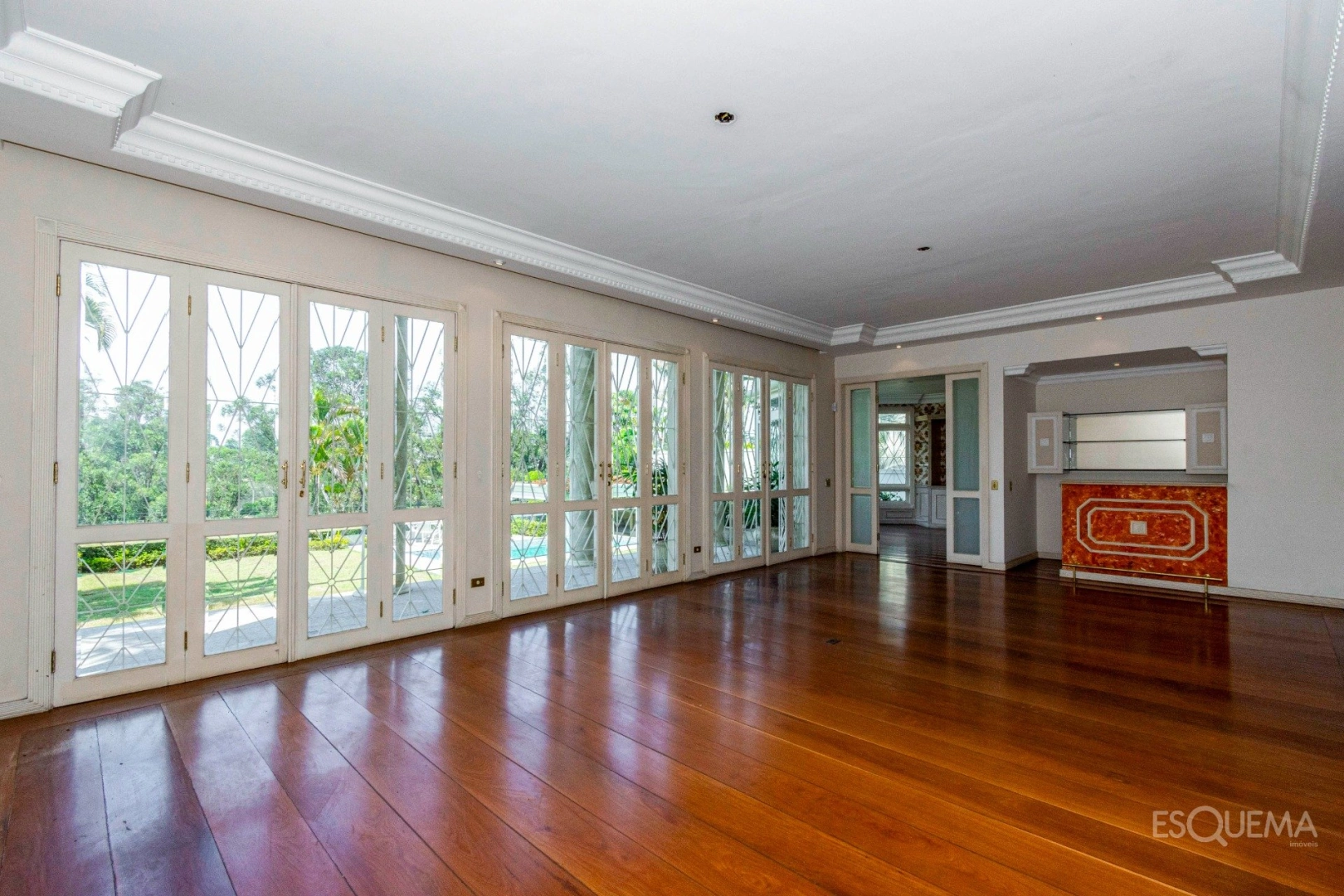 Casa com amplo jardim e vista privilegiada - Imagem 9