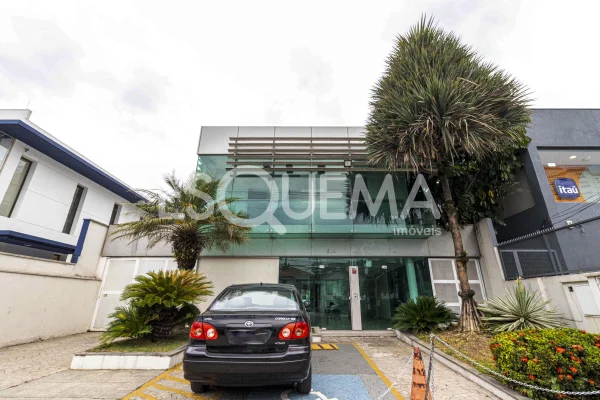 Prédio comercial em avenida de grande fluxo