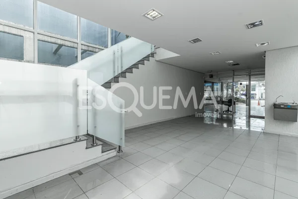 Prédio comercial em avenida de grande fluxo