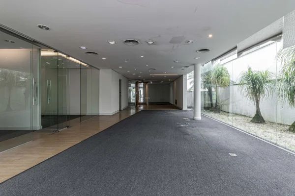 Prédio comercial em avenida de grande fluxo