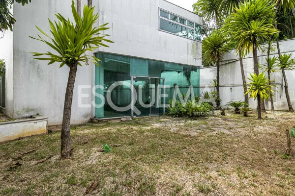 Prédio comercial em avenida de grande fluxo