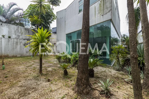 Prédio comercial em avenida de grande fluxo