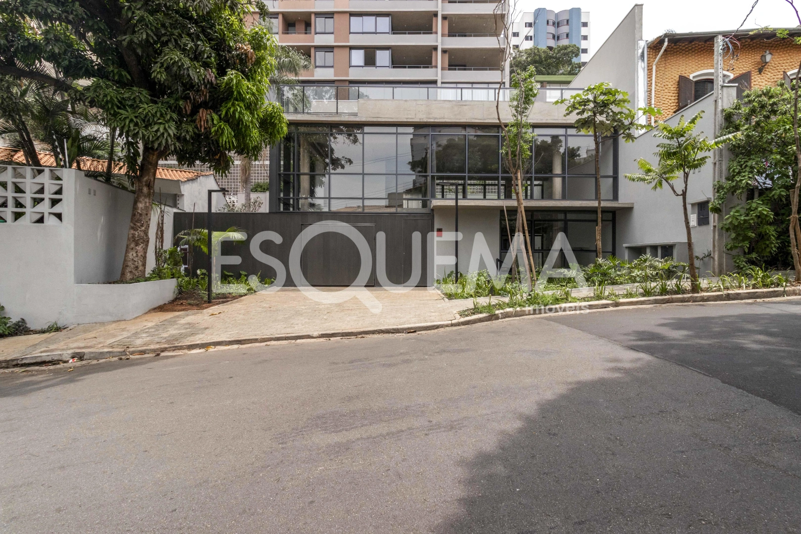 Imóvel comercial com arquitetura única - Imagem 15