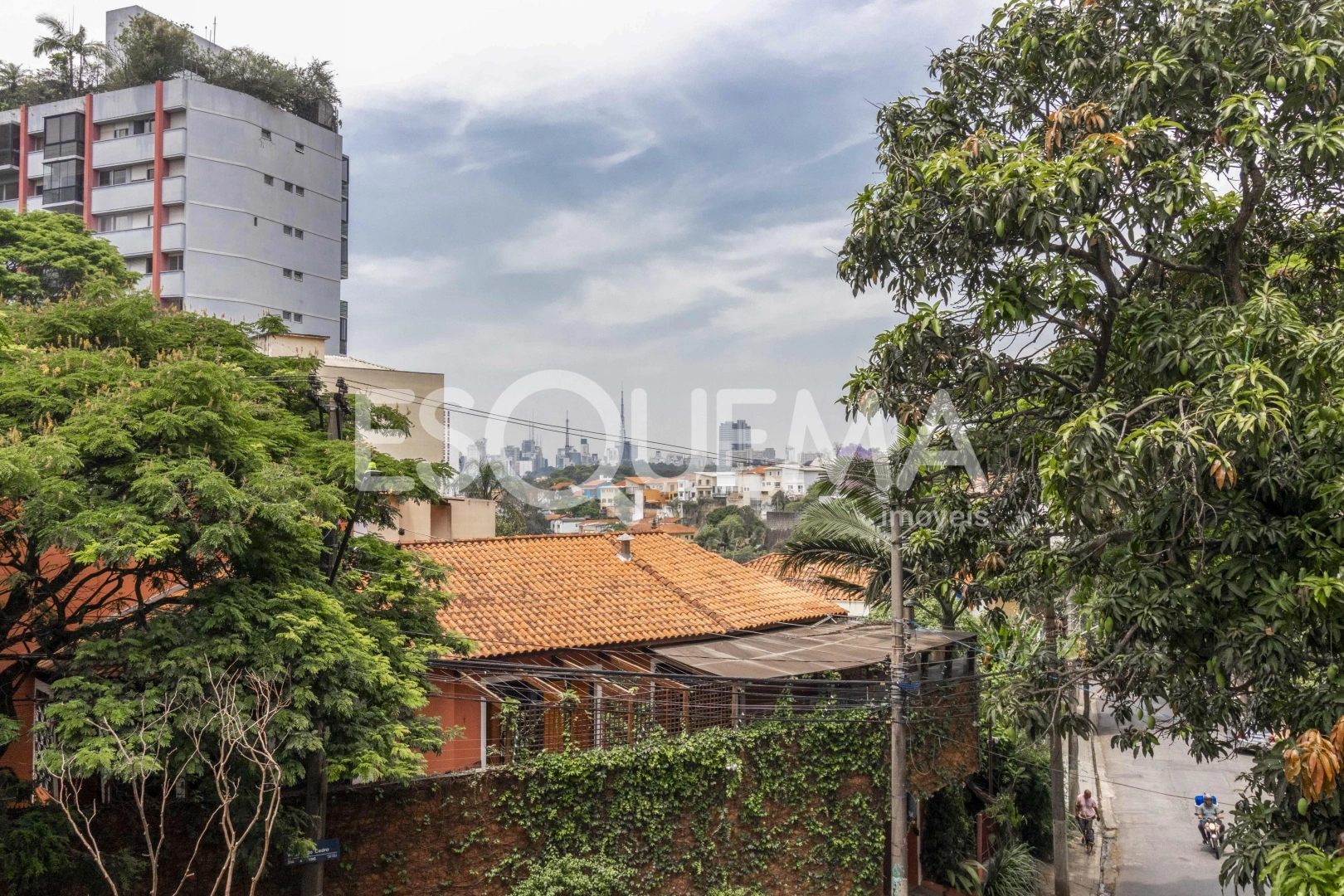 Imóvel comercial com arquitetura única - Imagem 9
