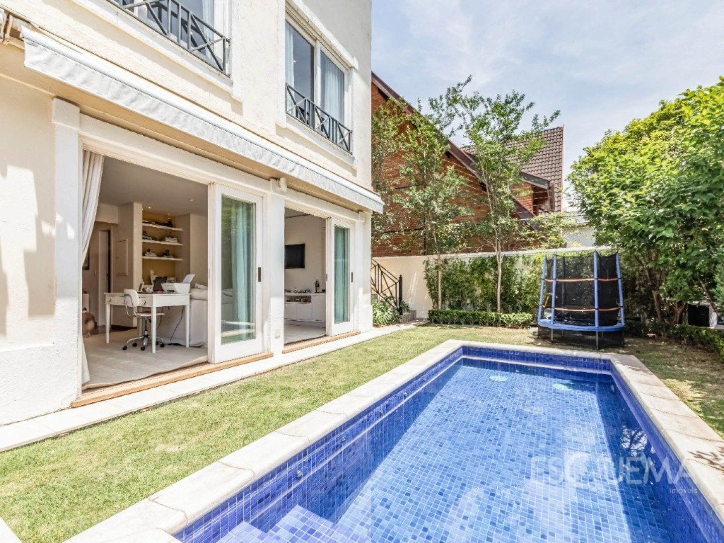 Casa com piscina em condomínio fechado - Imagem 1