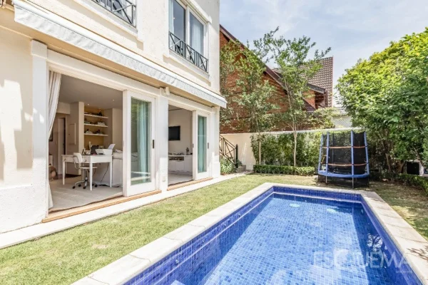 Casa com piscina em condomínio fechado