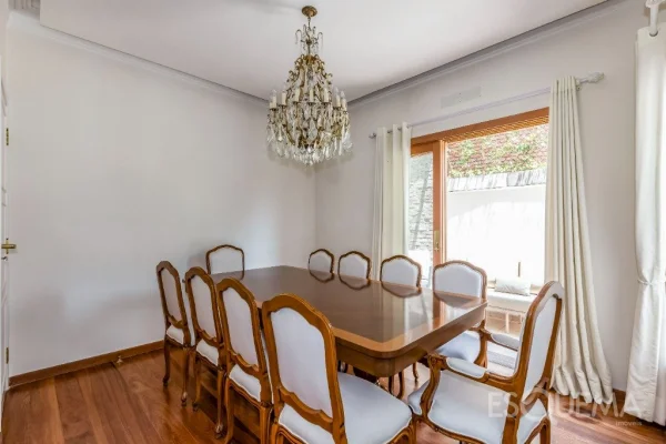 Casa com piscina em condomínio fechado