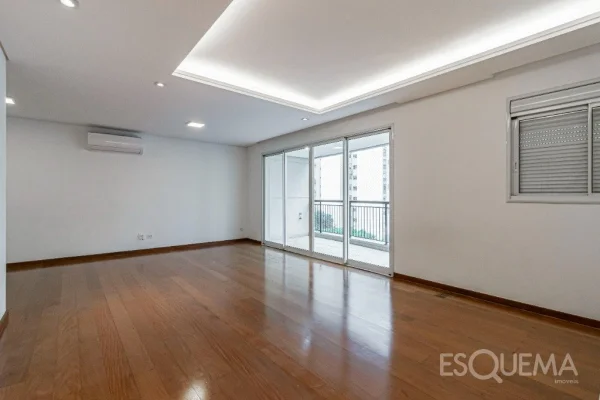 Apartamento com 3 suítes e vista aberta em rua tranquila do Itaim Bibi